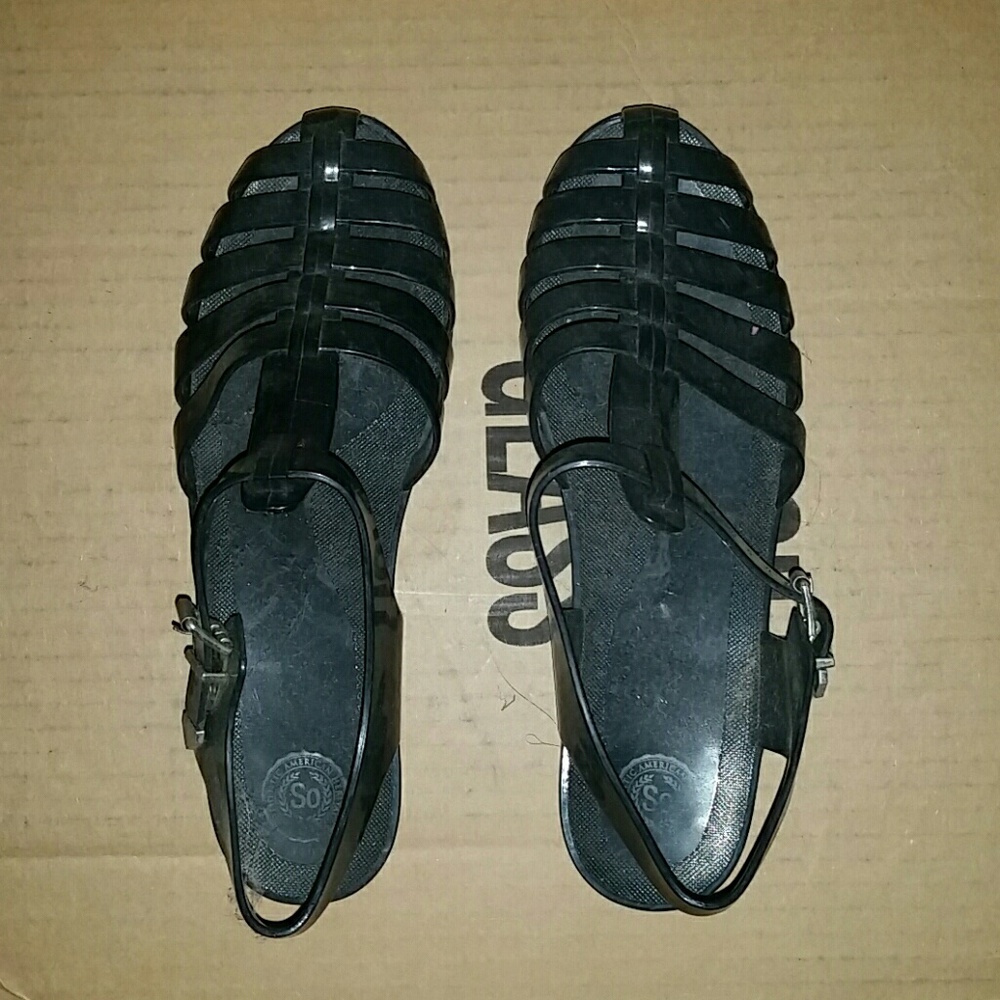 Black jelly sandals